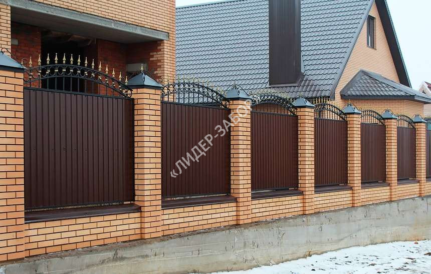 Купить Забор из профнастила с кованными элементами для участка 6 соток