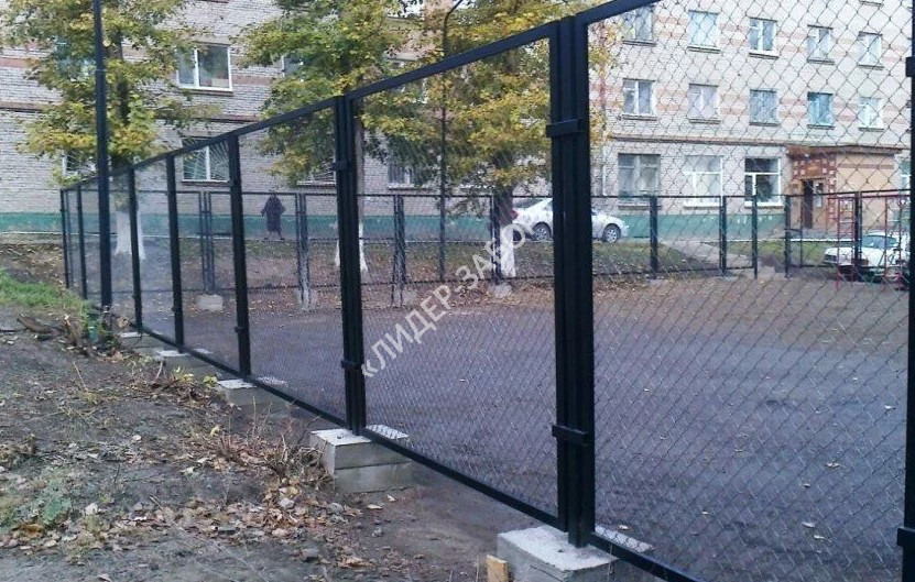 Купить Секционный забор из сетки рабицы черный