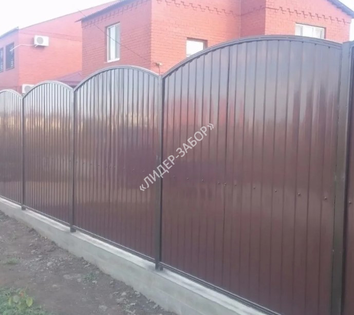 Купить Забор из профнастила секционный на бетонном фундаменте