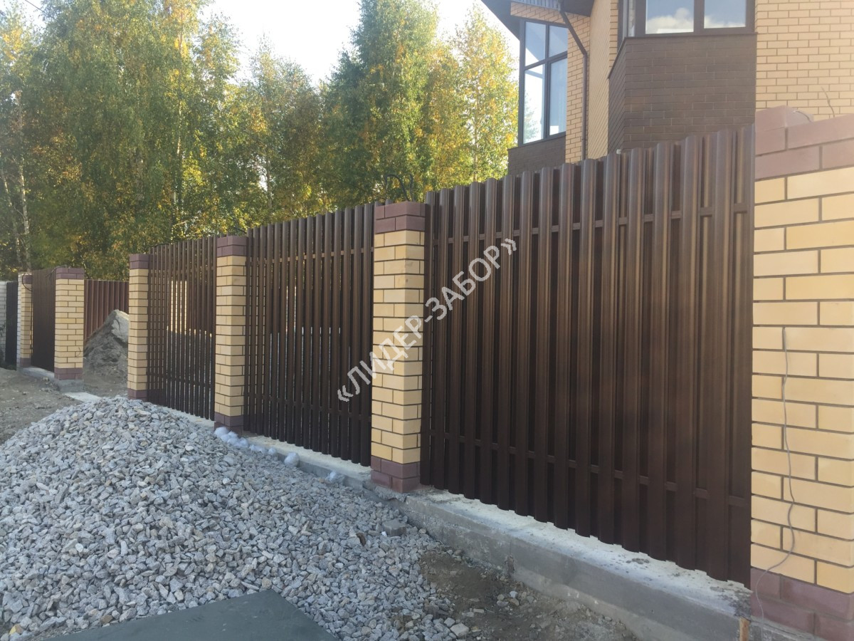 Купить Евроштакетник на кирпичных столбах забор для дачи